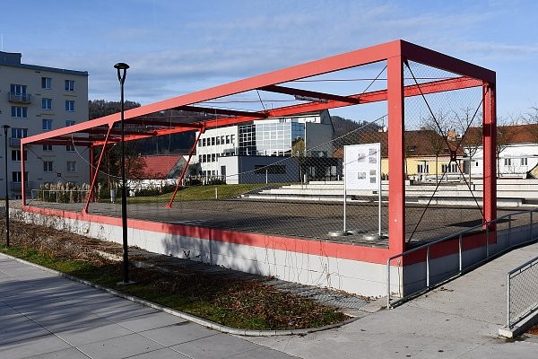 Oprava pódia na Poduklí