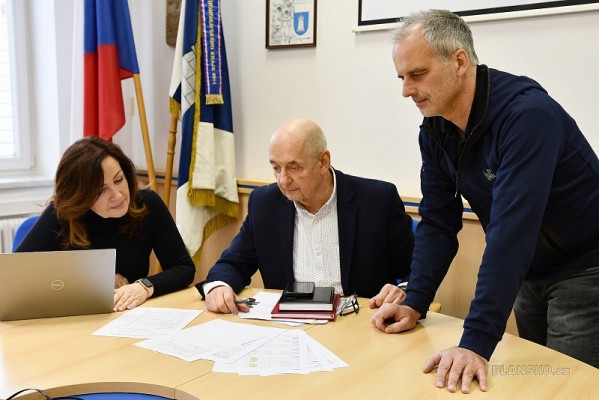 Priority Blanska? Do příprav strategického plánu se zapojí i obyvatelé, nejen vedení města (zleva: místostarostka Lenka Dražilová, starosta Jiří Crha a místostarosta Ivo Stejskal). FOTO: Pavla Komárková